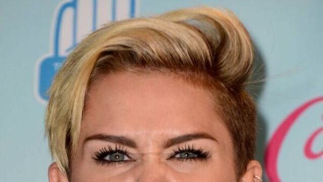 Miley: Meeting Queen of England 'was scarier than the performance'