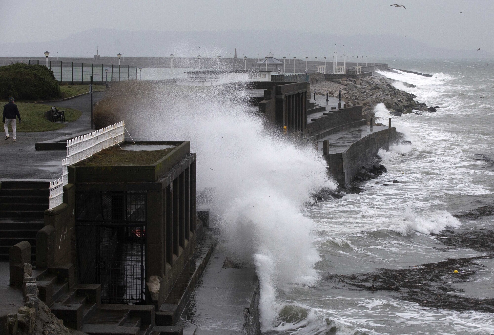 Thousands without power as severe winds continue around the country