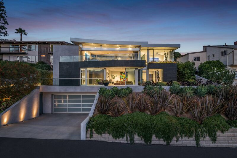 Above and below: Temple Hills Drive, Laguna Beach McClean Design Photograph: Jim Bartsch