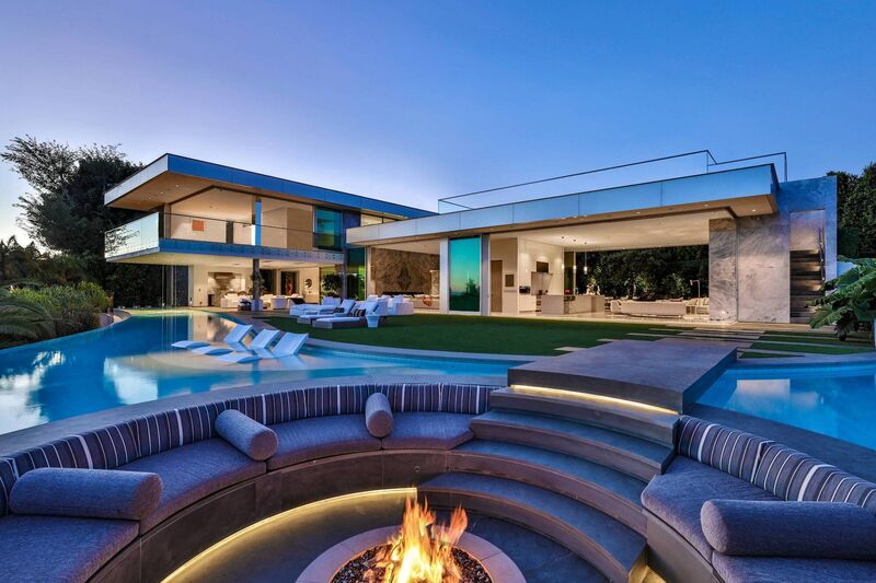 Robin Drive, LA, with boomerang shaped infinity pool. McClean Design Photograph: Simon Berlyn