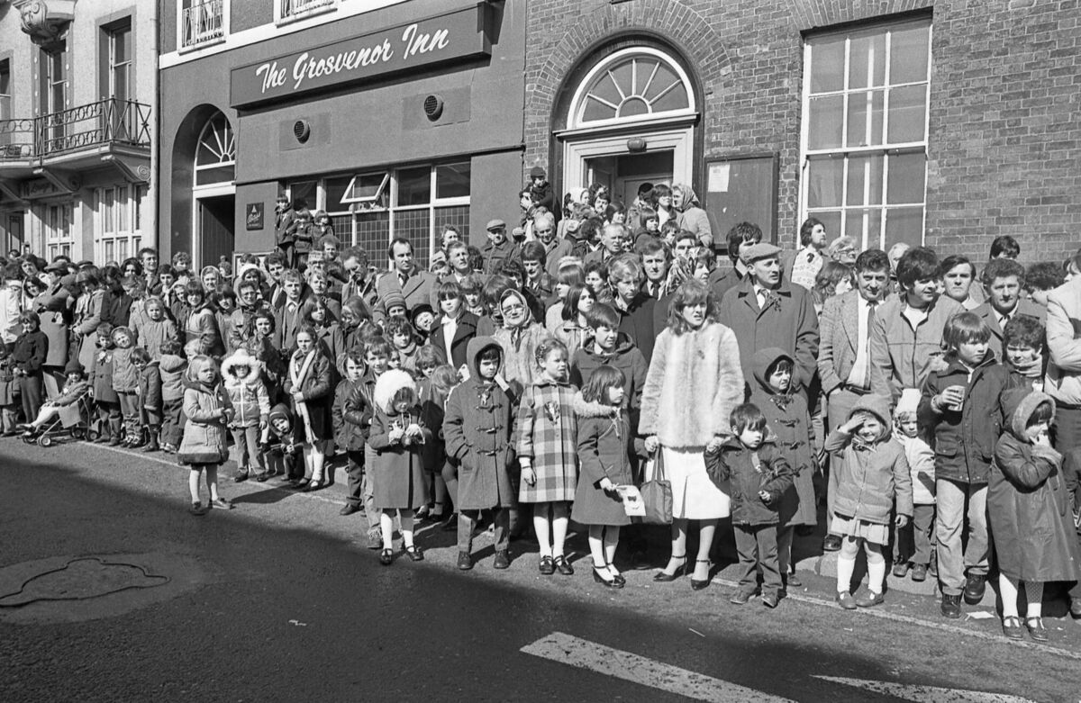 Families gather at the 1982 parade.