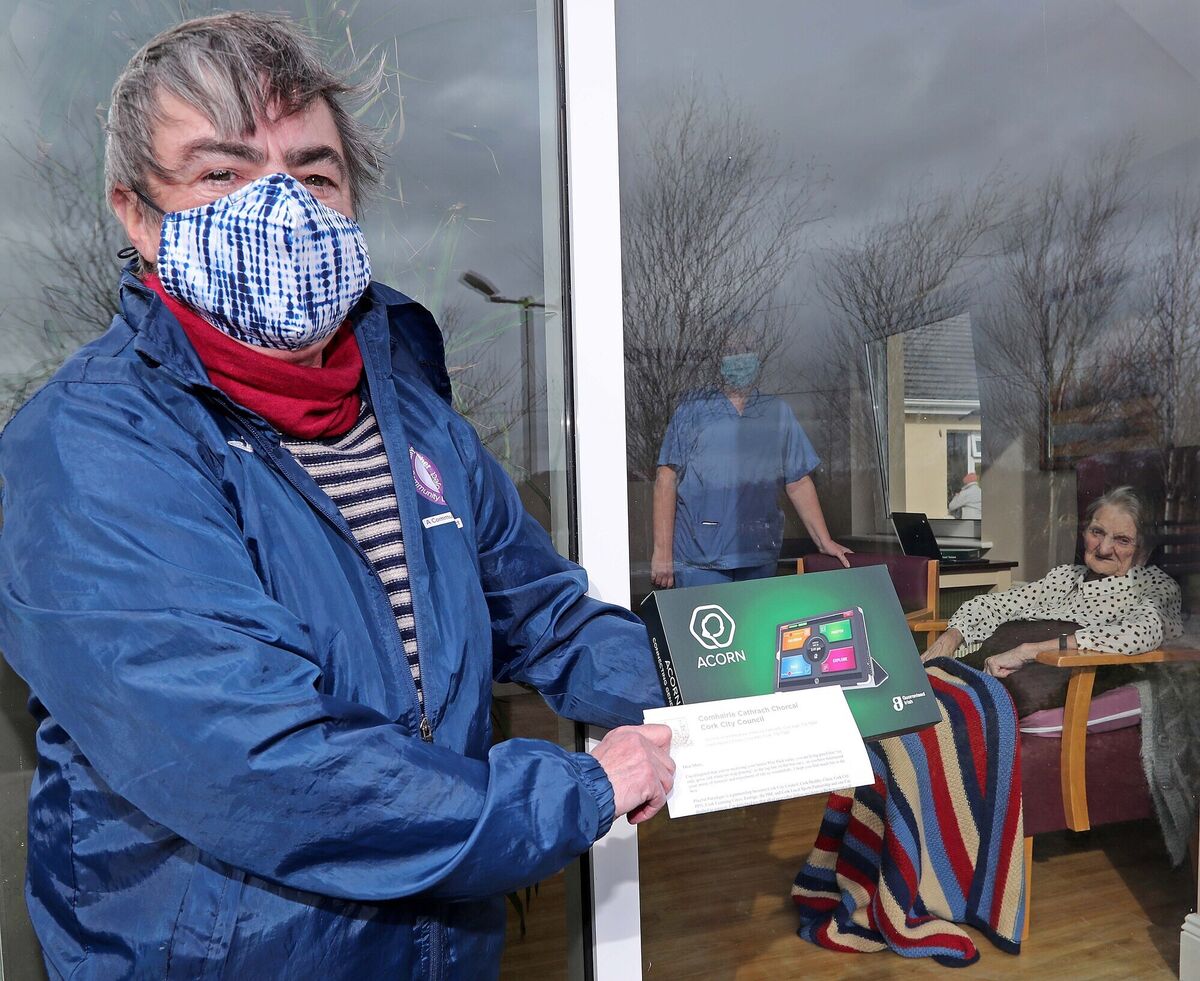 Siobhan O'Dowd, Ballyphehane Togher CDP, delivering a personal letter from Cork's Lord Mayor, Cllr Joe Kavanagh and an Acorn tablet to Mary McGrath in Bishopscourt Residential Care facility, Cork. Picture: Jim Coughlan