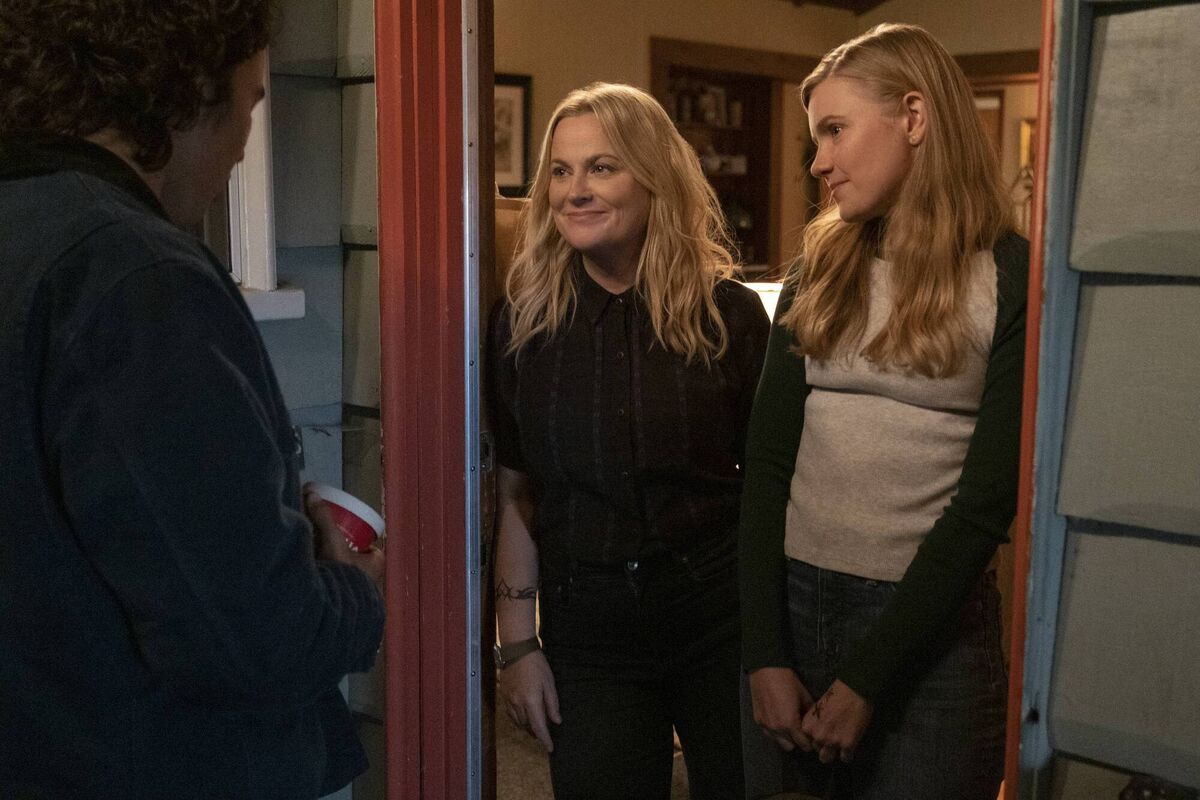 Nico Hiraga as Seth, Amy Poehler as Lisa/Director/Producer, Hadley Robinson as Vivian in Moxie. Nico Hiraga as Seth, Amy Poehler as Lisa/Director/Producer, Hadley Robinson as Vivian in Moxie.