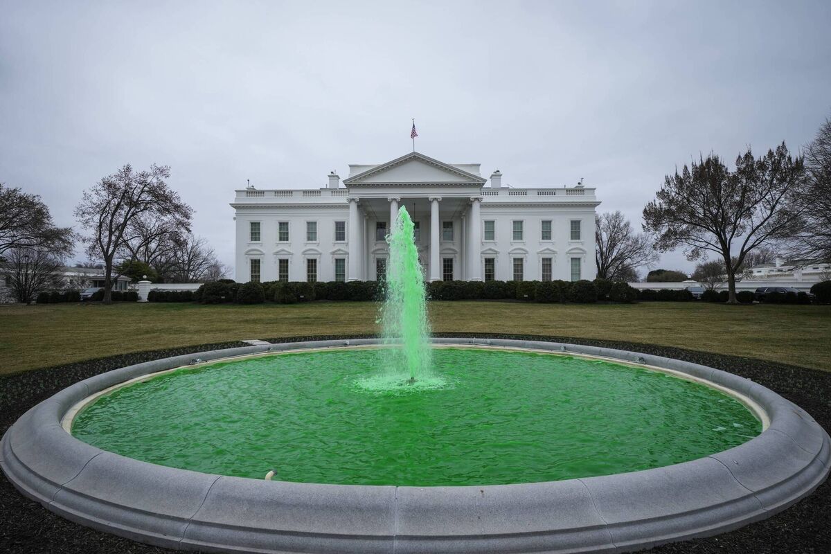 The fountain on the North Lawn of the White House colored green to mark St. Patrick's Day. Picture: Drew Angerer/Getty Images