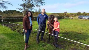 <p>Bailte: Presenter Síle Nic Chonaonaigh, Seán Ó Beaglaíoch, Gráinne Ní Bheaglaoich agus a gcapall, Coco</p>