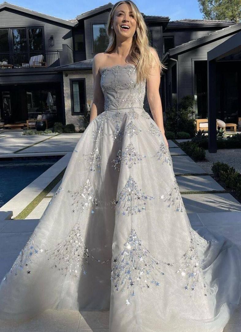 Kaley Cuoco wore an Oscar de la Renta gown for her Golden Globes nomination Kaley Cuoco wore an Oscar de la Renta gown for her Golden Globes nomination