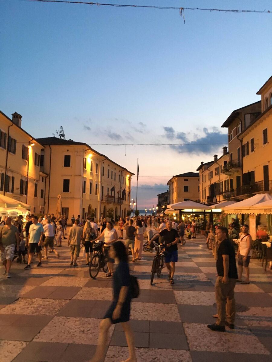 La Bella Vita. The relaxing pace of evening life in the region. La Bella Vita. The relaxing pace of evening life in the region.
