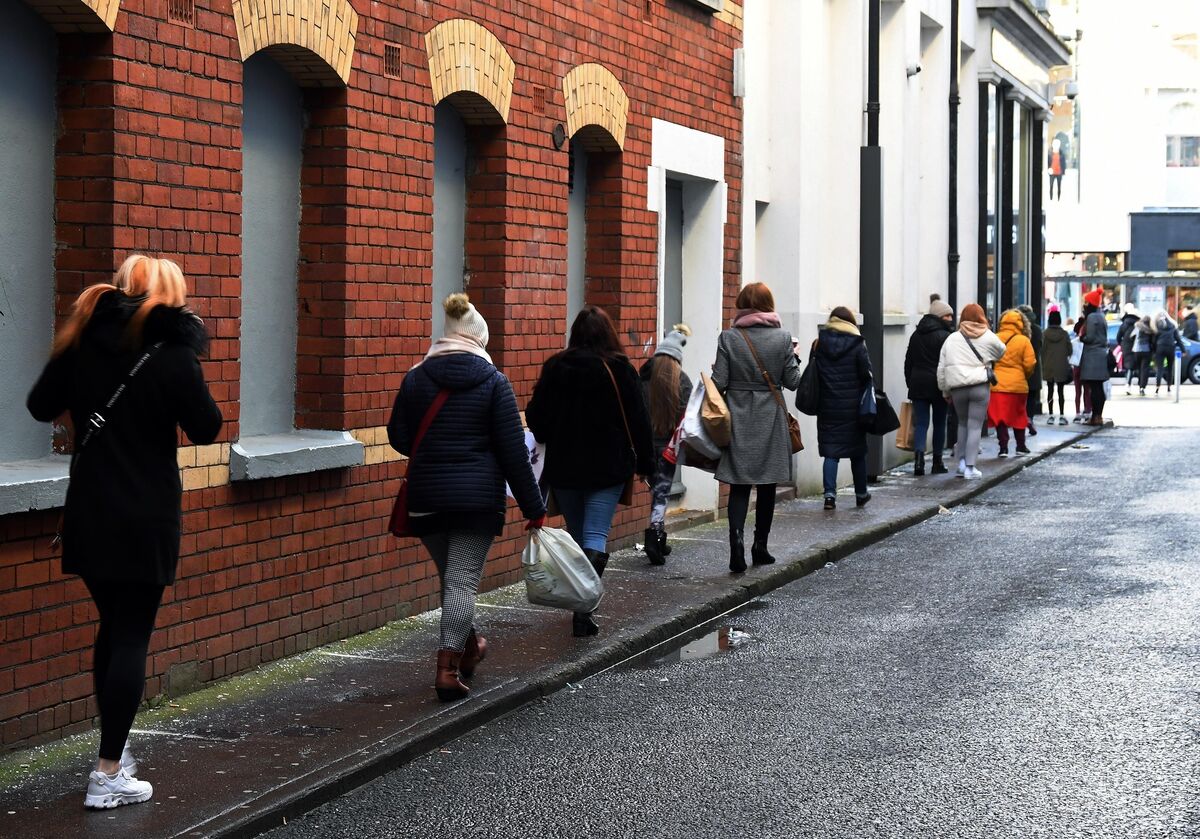A queue for Penneys in Cork on New Year's Eve afternoon. Picture: Denis Minihane. A queue for Penneys in Cork on New Year's Eve afternoon. Picture: Denis Minihane.