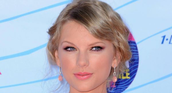 Swift wins big at CMA awards