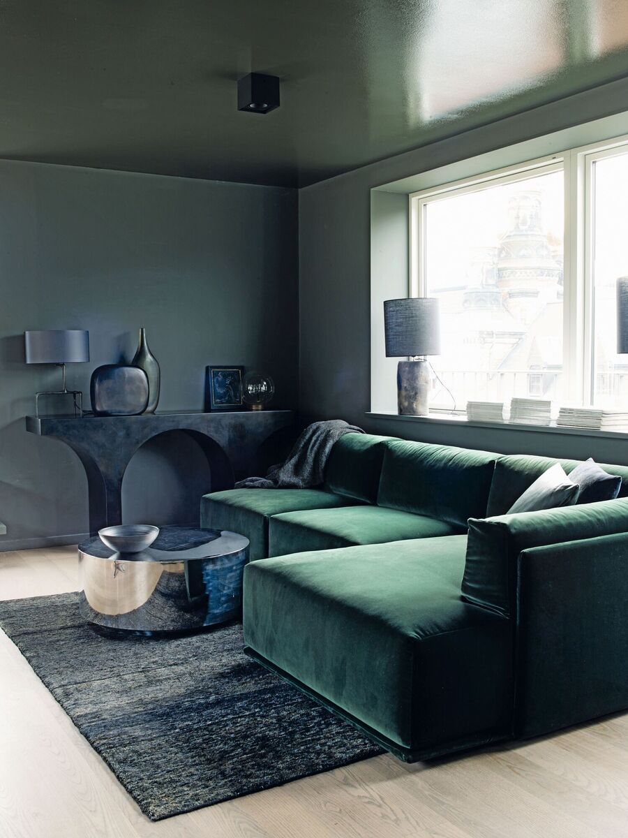 It's said that blue and green should never be seen together, but this dark tonal scheme is calm and elegant with some vintage accessories for a modern finish. It's said that blue and green should never be seen together, but this dark tonal scheme is calm and elegant with some vintage accessories for a modern finish.