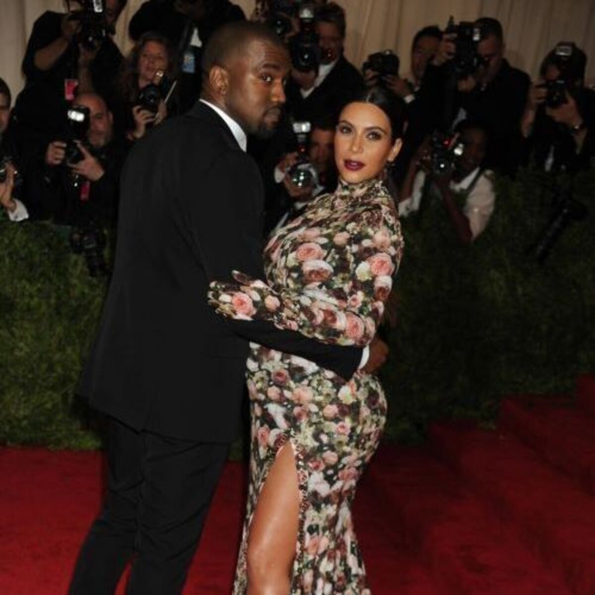 Kim Kardashian Pregnant Couch