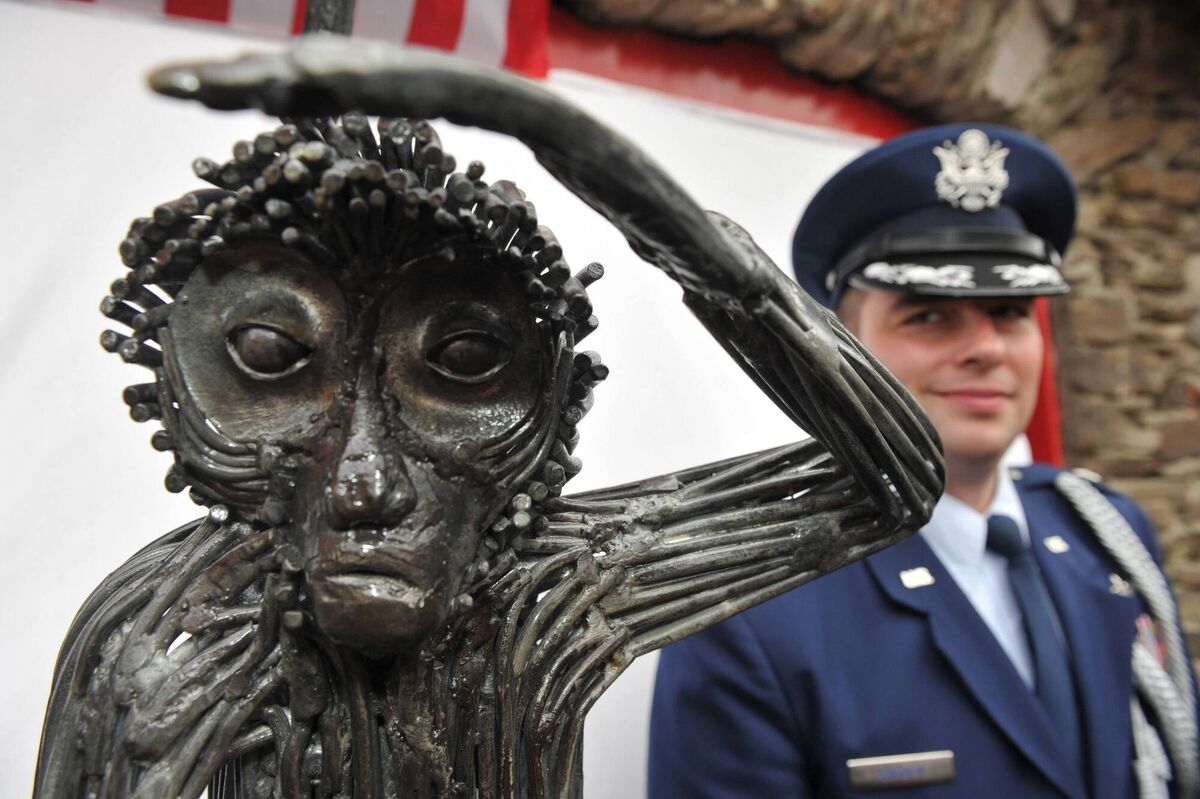 Tojo the monkey at O'Donovan's Hotel and Lt Col Sean Cosden, US defence attache at the 70th commemoration for the B17 bomber Taint a Bird which landed in White's marsh in 1943 near Clonakilty, Co Cork. Picture Dan Linehan Tojo the monkey at O'Donovan's Hotel and Lt Col Sean Cosden, US defence attache at the 70th commemoration for the B17 bomber Taint a Bird which landed in White's marsh in 1943 near Clonakilty, Co Cork. Picture Dan Linehan