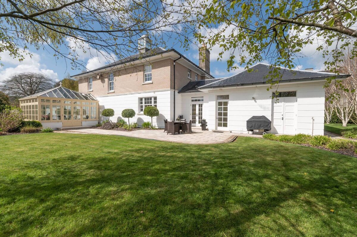 13 Horsehead is a hop, skip and  jump to the harbour walkway through Passage West