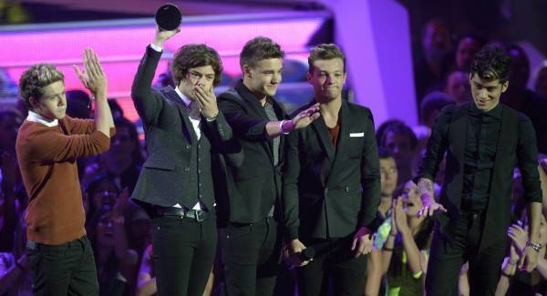Boy band make fun of documentary maker with burgers