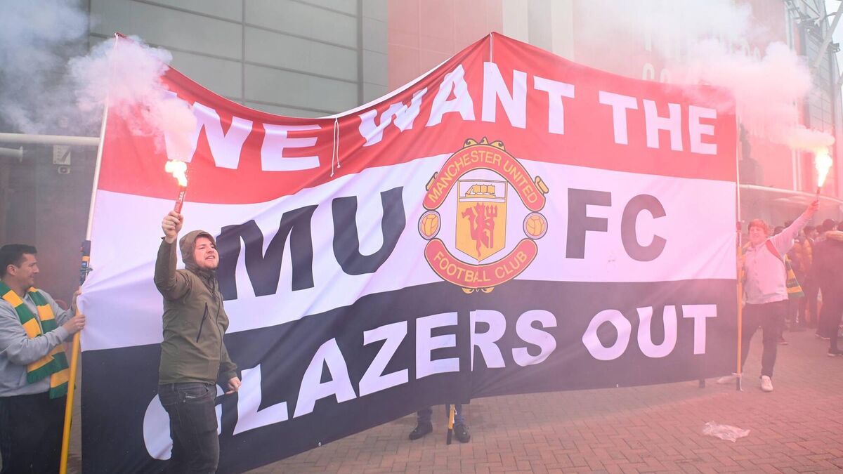 Fans invade Old Trafford pitch as thousands protest against Glazers