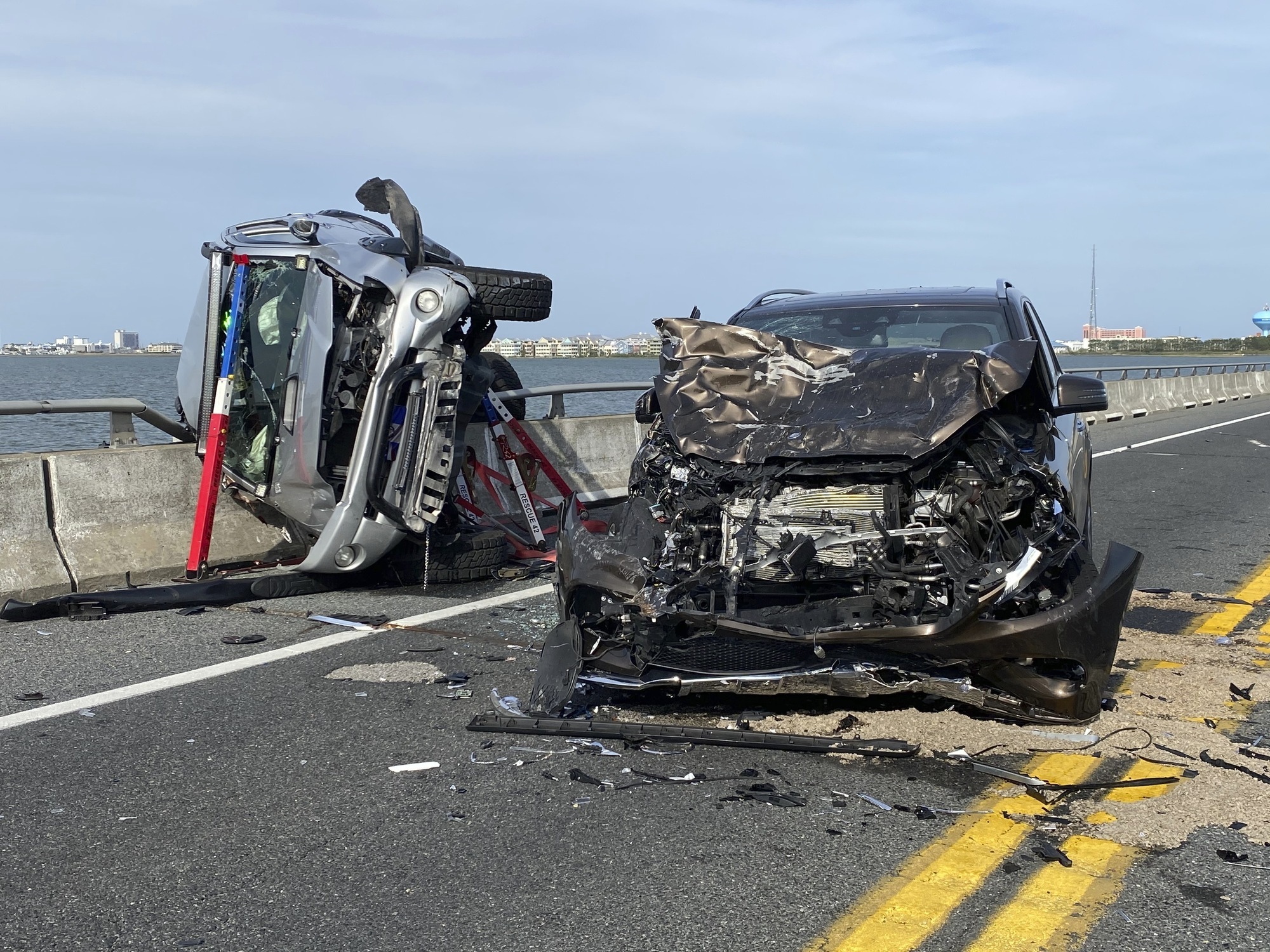 Good Samaritan jumps into water to save young girl following crash on ...