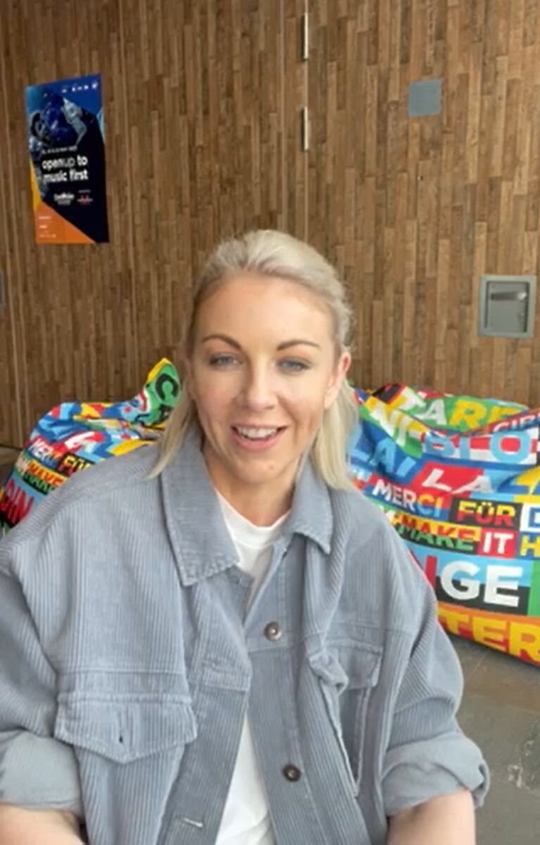 Lesley Roy thanking children from Oliver's national school in Balrothery, Co Dublin, after they cheered her on in her attempt to win Eurovision for Ireland. 