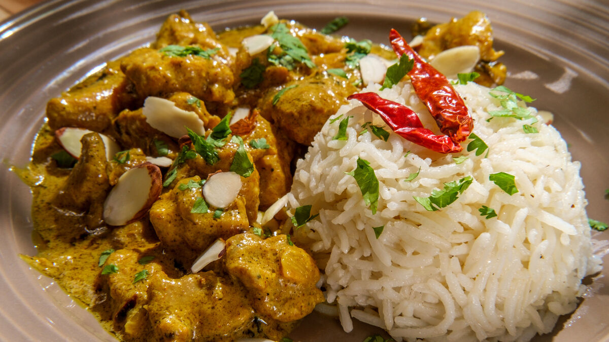 Creamy chicken korma with almonds