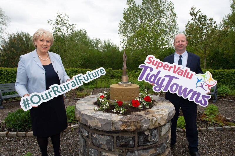 Community Development Minister Heather Humphreys with Eoghan Jones, regional manager, SuperValu.