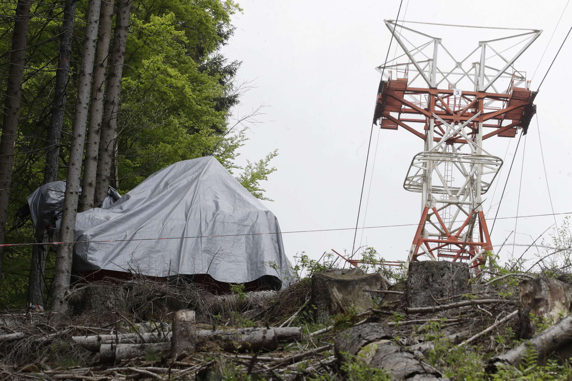 Trio arrested over Italy cable car deaths allowed to leave prison