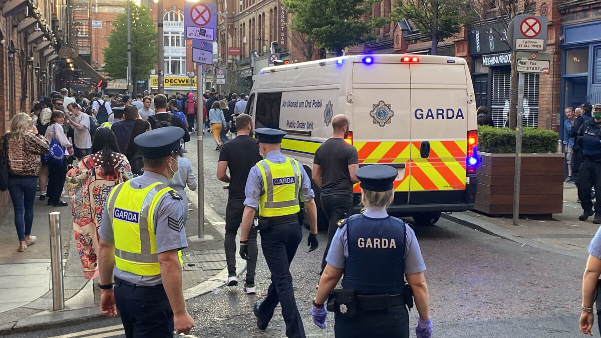 Members of Gardaí enforce coronavirus restrictions and move people on from South William Street, Dublin. Picture: Niall Carson/PA Wire Members of Gardaí enforce coronavirus restrictions and move people on from South William Street, Dublin. Picture: Niall Carson/PA Wire