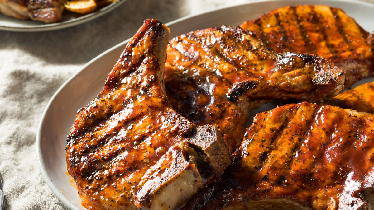 Pan-grilled pork chops with green gooseberry sauce