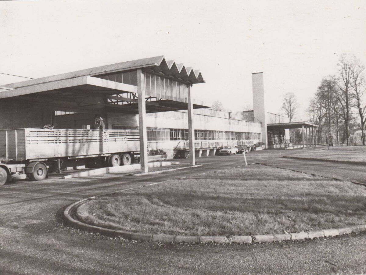 The bottling plant, designed in 1964 by architect Frank Murphy, is widely regarded as an example of classic 1960s architecture. The bottling plant, designed in 1964 by architect Frank Murphy, is widely regarded as an example of classic 1960s architecture.