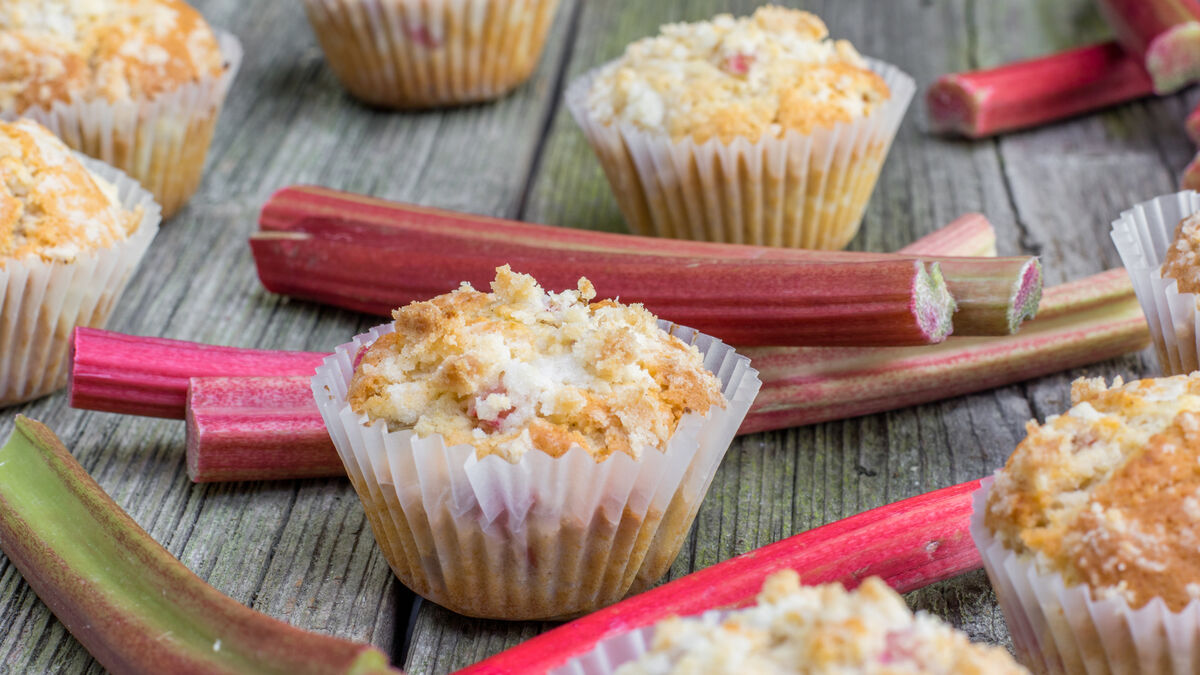 Rhubarb and oat buns