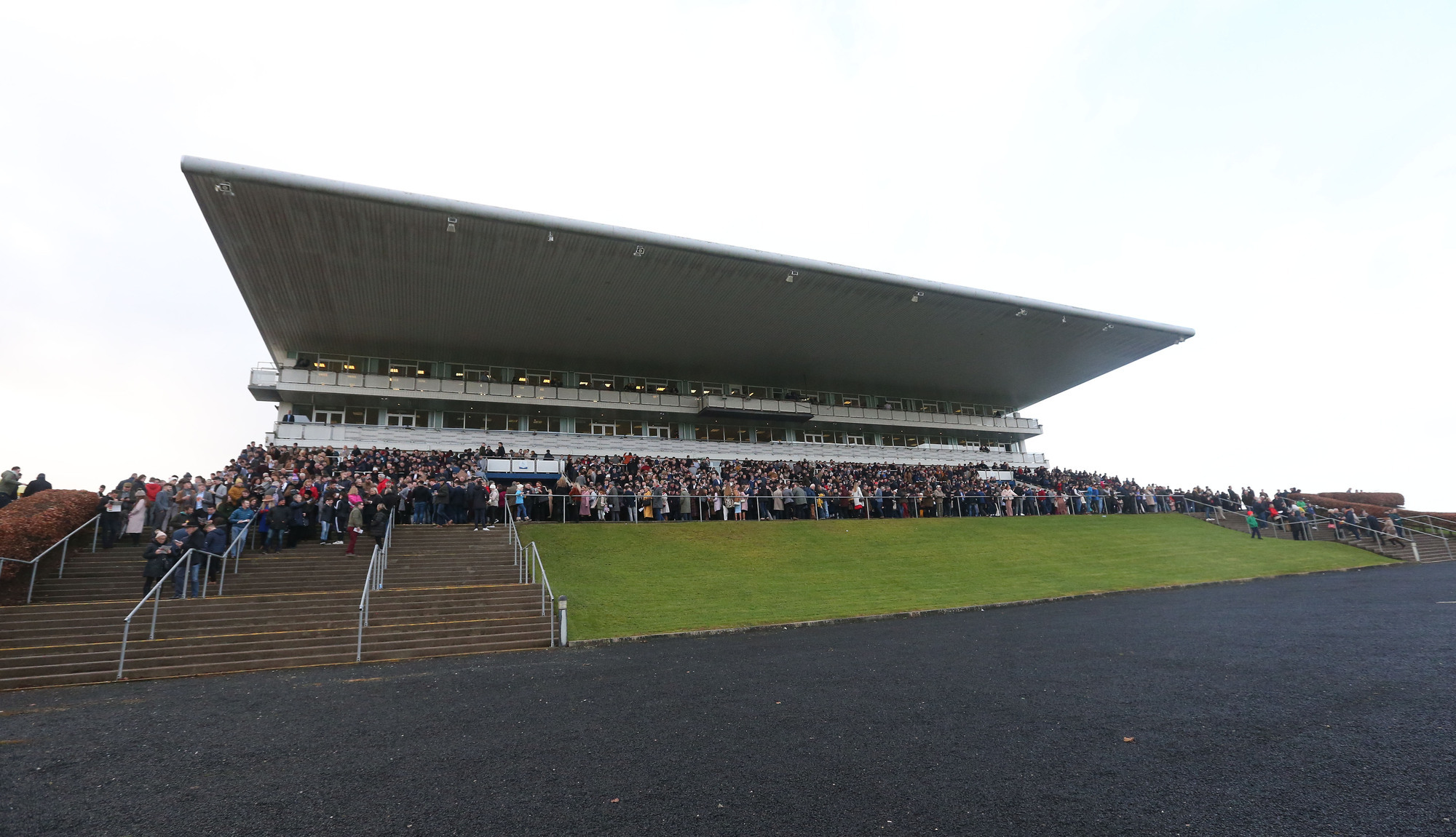 Limerick vaccination centre to close for horse racing meeting