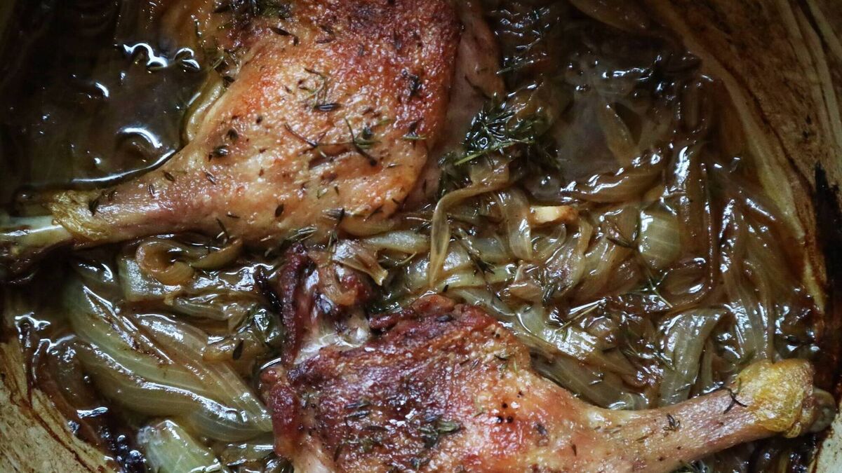 Duck legs with onion and thyme
