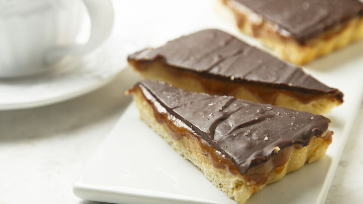 Glossy chocolate and peanut butter tart