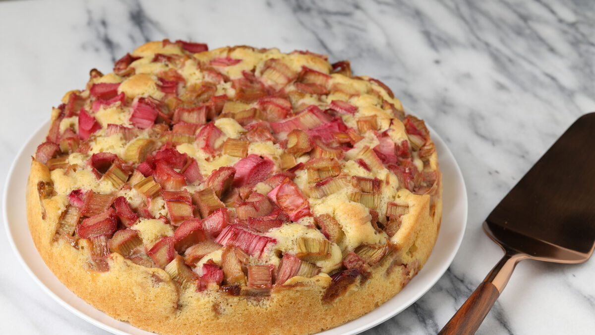 Roast rhubarb & geranium sugar cake