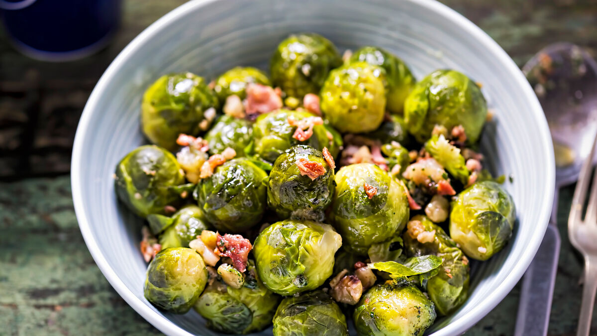 Brussels sprouts with chestnuts and crispy bacon