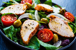 Chicken breasts with salad and sundried tomatoes