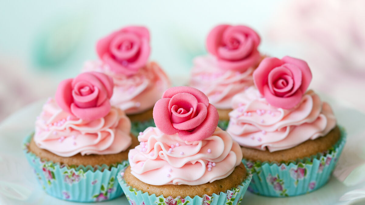 Rose geranium cupcakes and crystallised rose petals