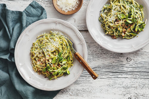 Spaghetti with wild garlic and herbs
