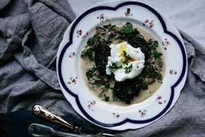 Poached eggs with black pudding and mushroom à la crème
