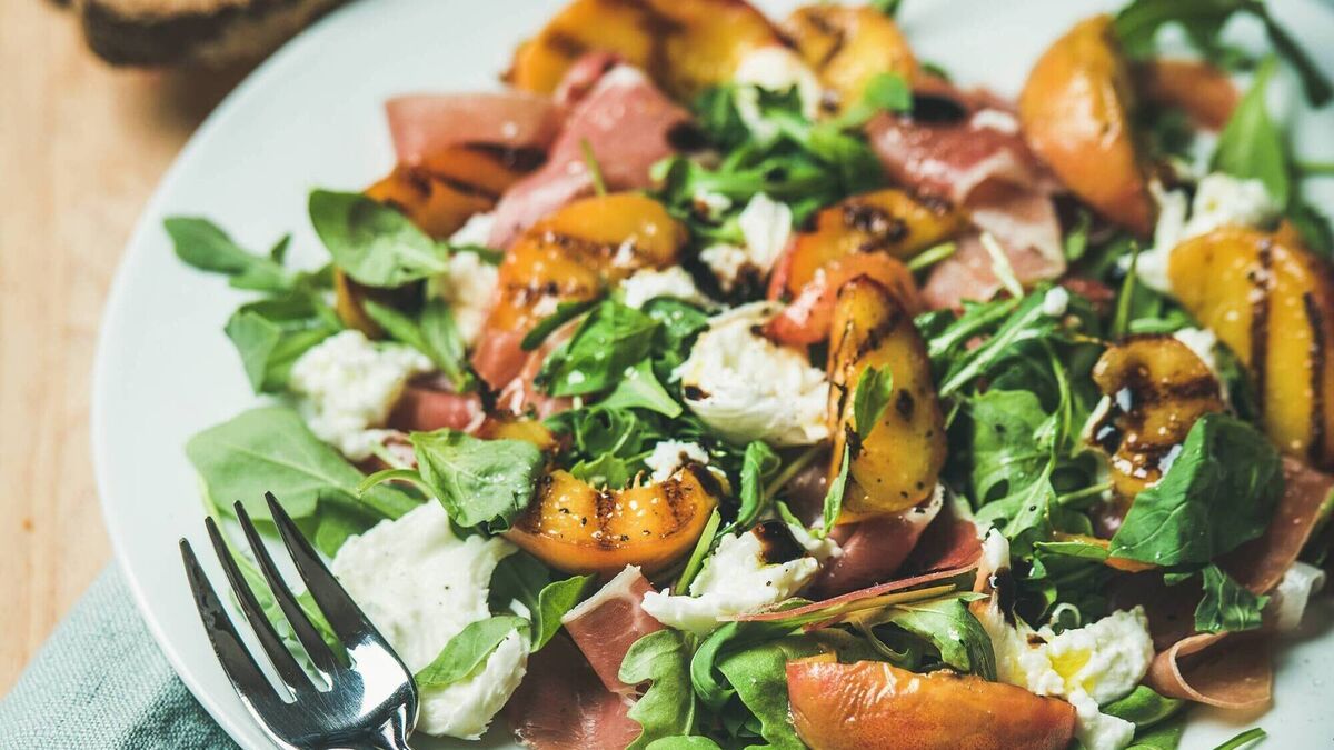 Nectarine, prosciutto, Mozzarella and spearmint salad
