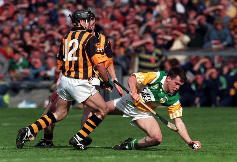 Johnny Pilkington, Offaly, pictured with DJ Carey, Kilkenny, during the 1998 All-Ireland SHC final. Picture: Brendan Moran/ SPORTSFILE.