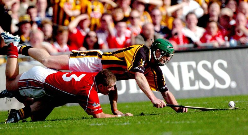 Kilkenny's Henry Shefflin reaches ahead of Cork's Diarmuid O'Sullivan during the 2006 All-Ireland SHC final. Picture: Des Barry