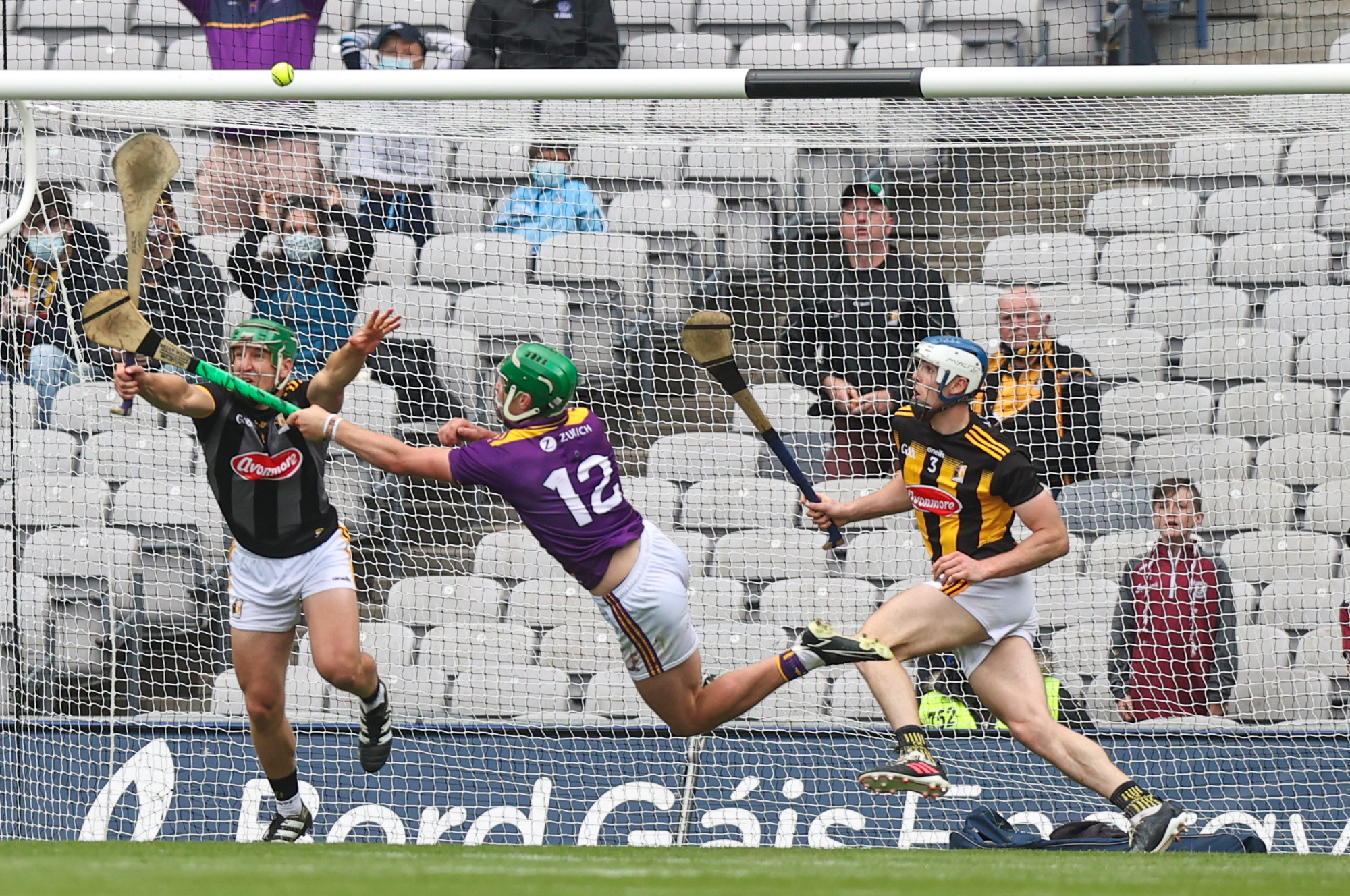 Kilkenny survive Eoin Murphy sin-binning to take epic Leinster tussle 