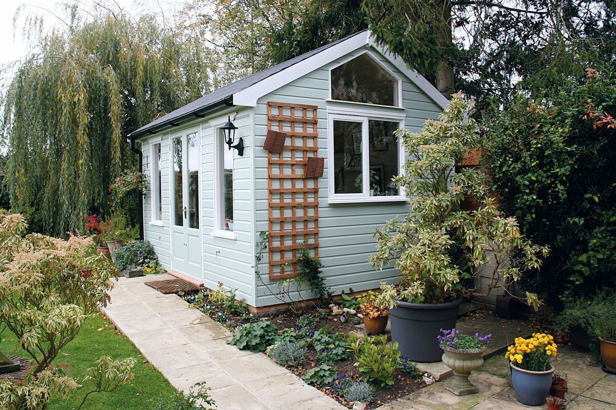 A purpose-built shed for artist Chris in Norfolk is part art studio, part relaxation space.