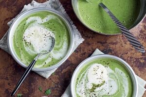 Green pea soup with fresh mint cream