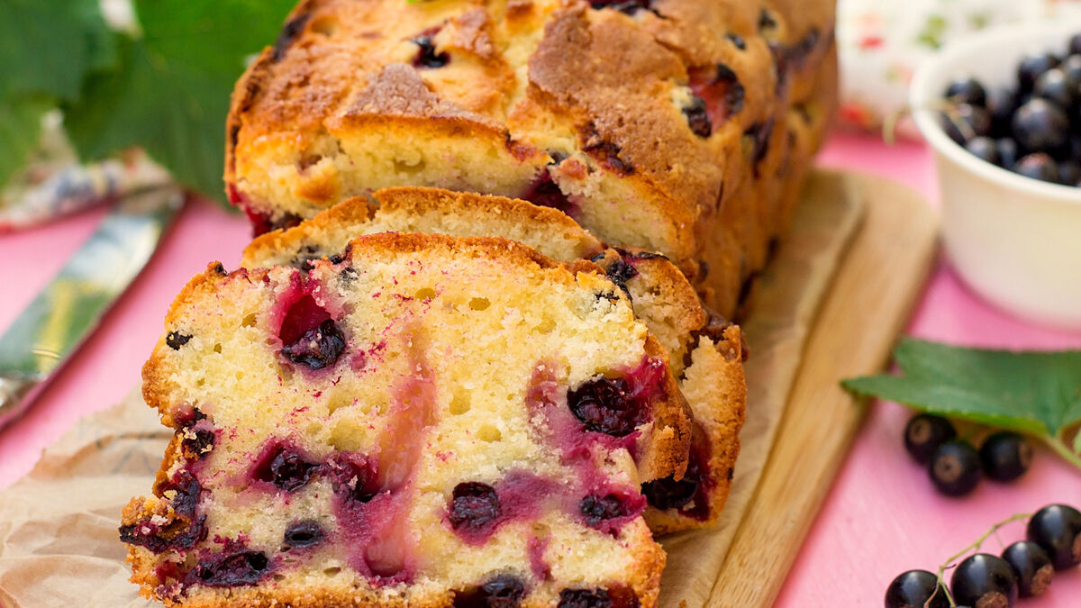 Blackcurrant and almond cake