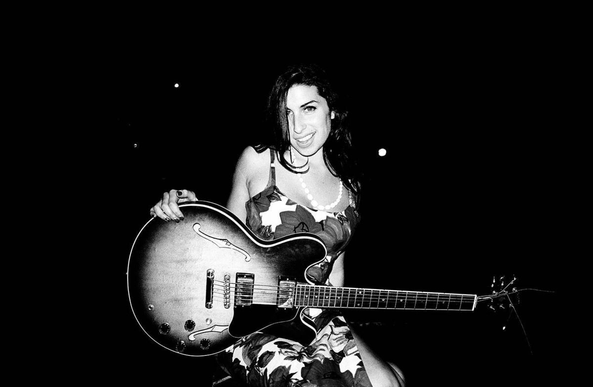 Amy Winehouse poses with a guitar, New York, 2003