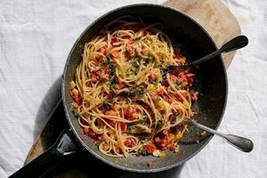 Red pepper and cherry tomato linguine