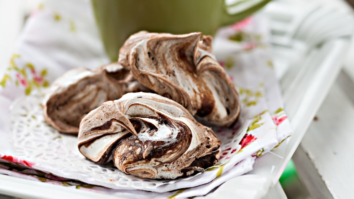 Chocolate and hazelnut meringues