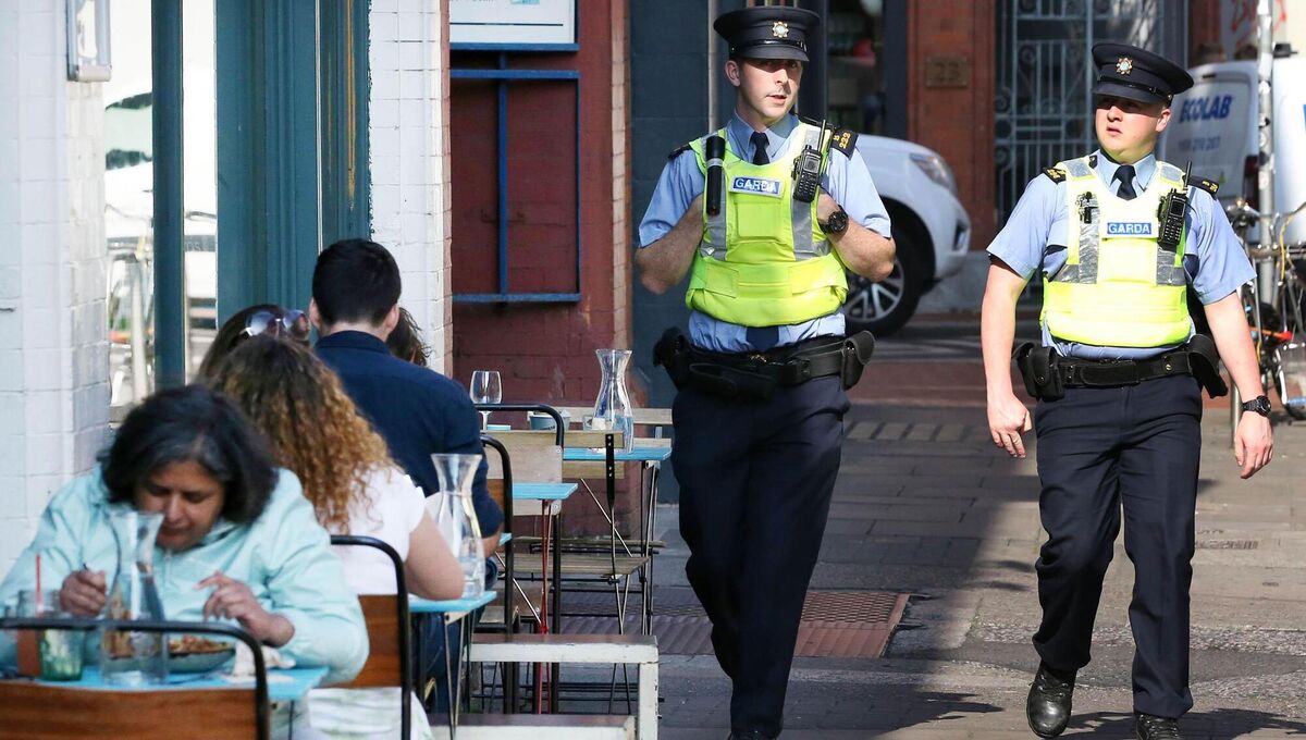 Gardaí on patrol as members of the public enjoy the sunshine while dining outdoors in Dublin city centre. Picture: Sasko Lazarov / RollingNews.ie Gardaí on patrol as members of the public enjoy the sunshine while dining outdoors in Dublin city centre. Picture: Sasko Lazarov / RollingNews.ie