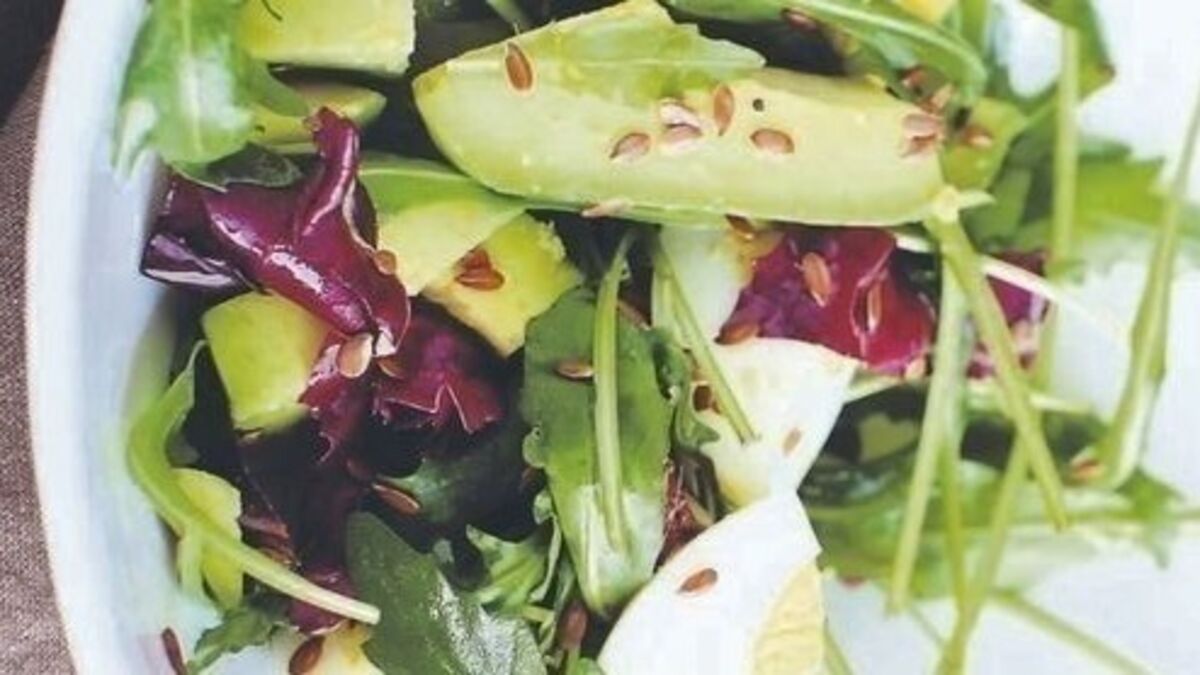 Avocado and egg salad with sesame dressing