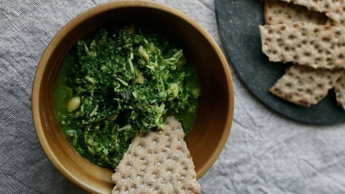 Kale, cashew and wakame pesto